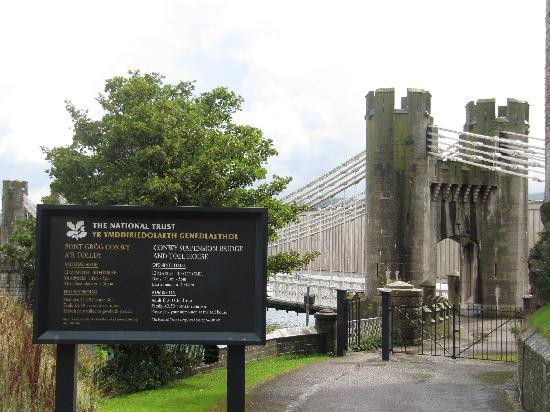 Conwy Suspension Bridge景点图片