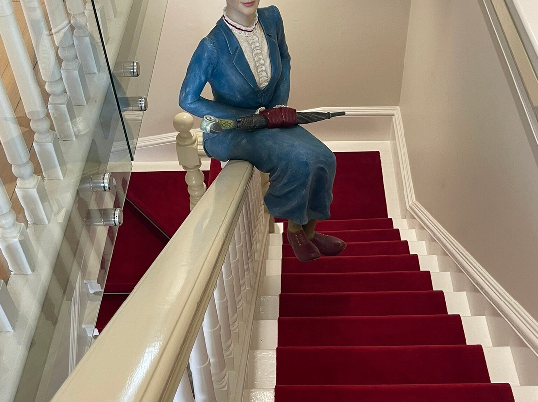 蓝色阴影舒适酒店主图