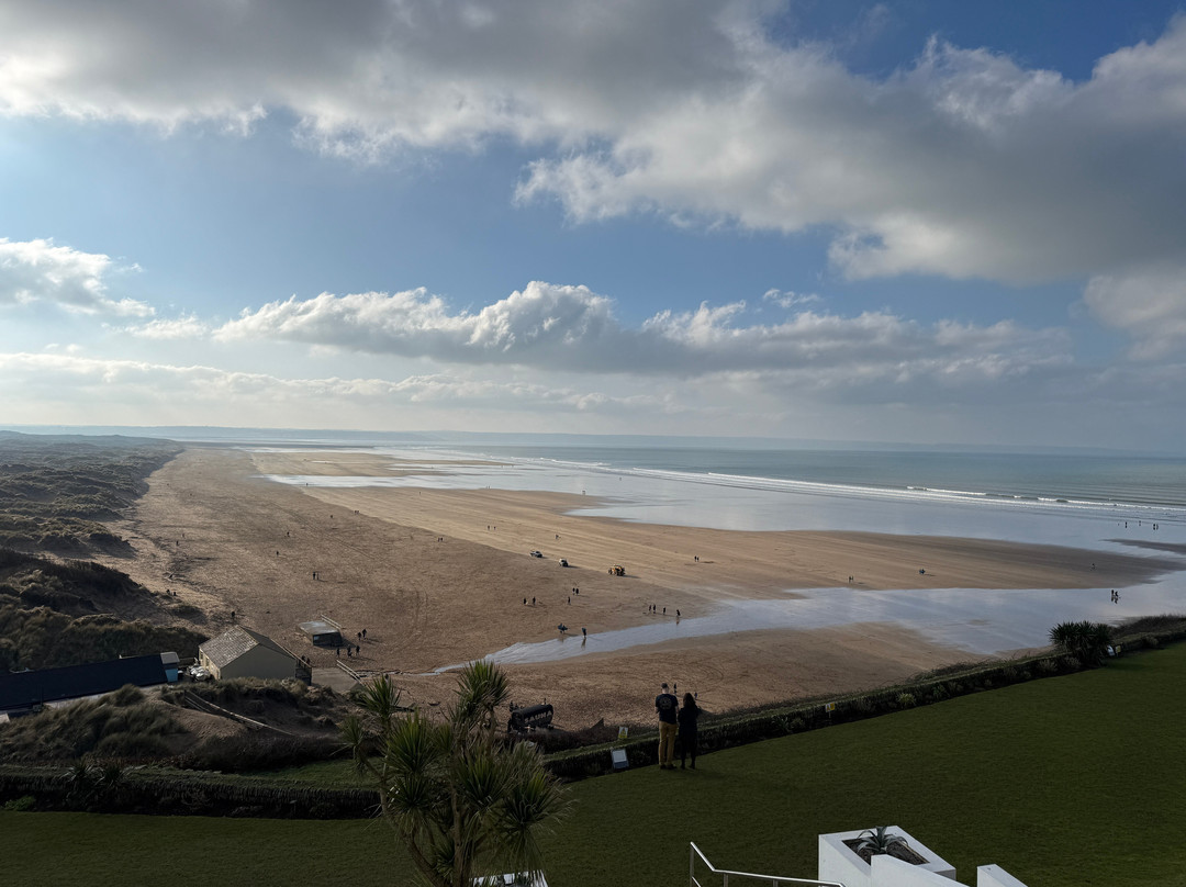 桑顿沙滩酒店主图