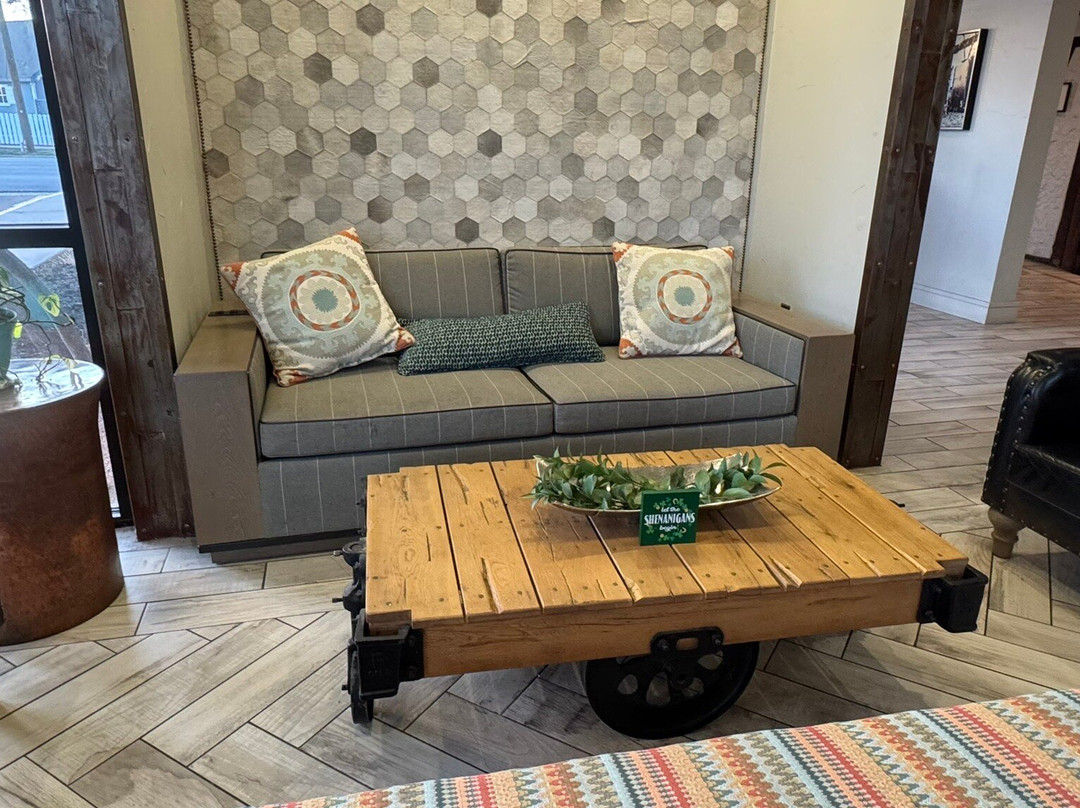 Fredericksburg Inn & Suites主图