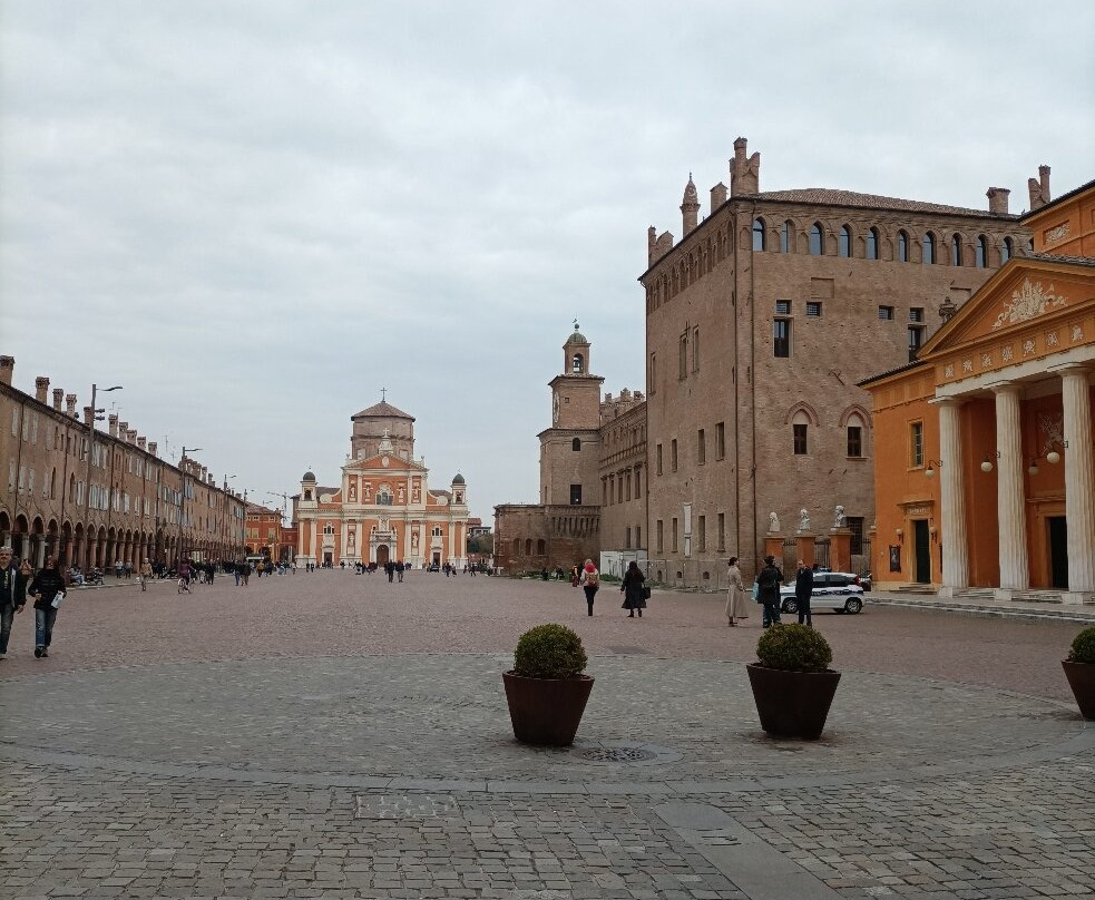 Piazza dei Martiri-卡尔皮必去景点