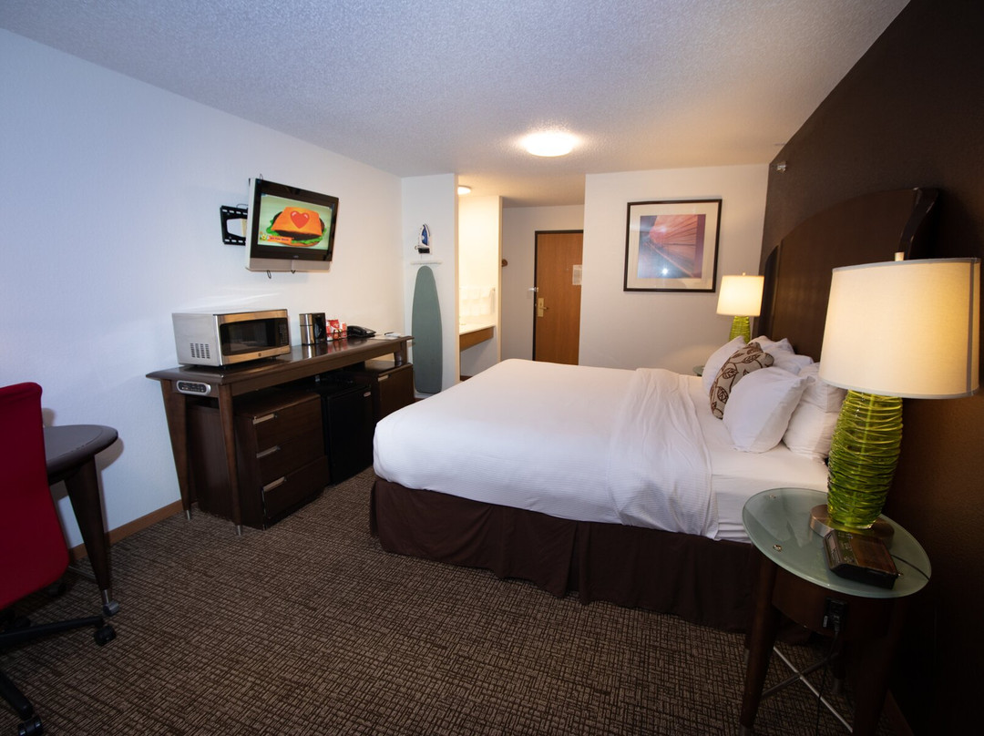 Alliance Hotel & Suites, a Howard Johnson by Wyndham主图