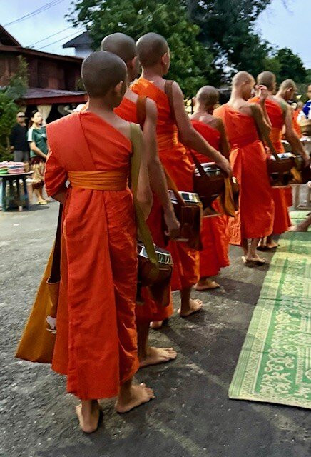 布施仪式-琅勃拉邦必去景点