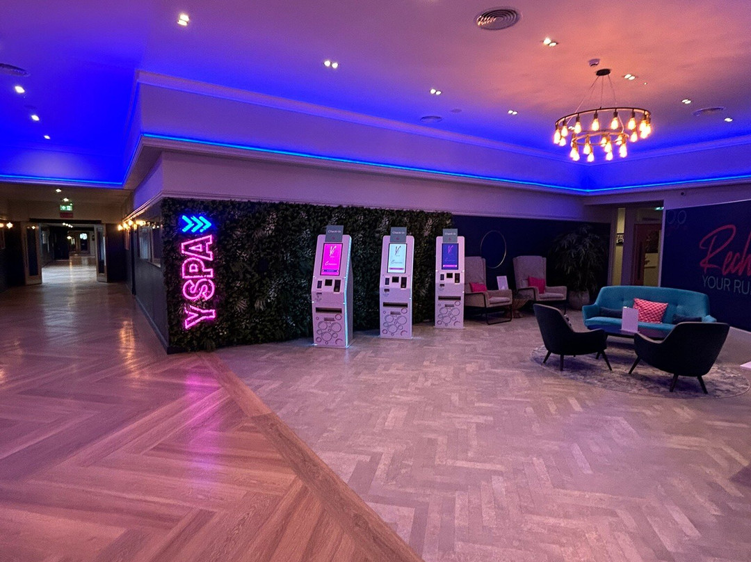 威博斯顿湖滨酒店主图