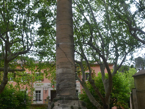 La Colonne De Pétrarque-泉水小镇必去景点