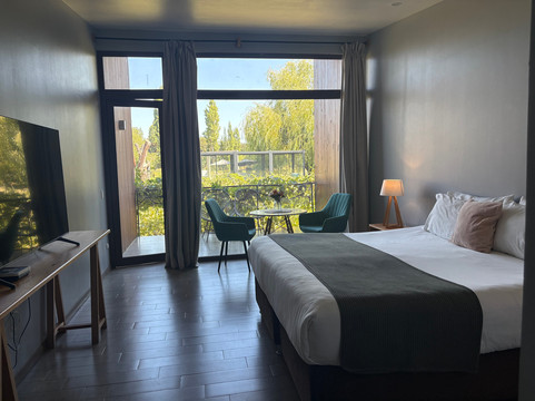 帕若内尔酒店主图