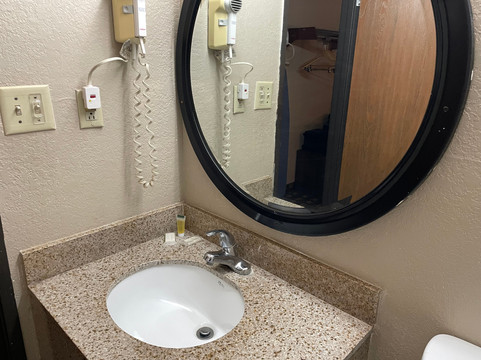 韦克罗斯速8酒店主图