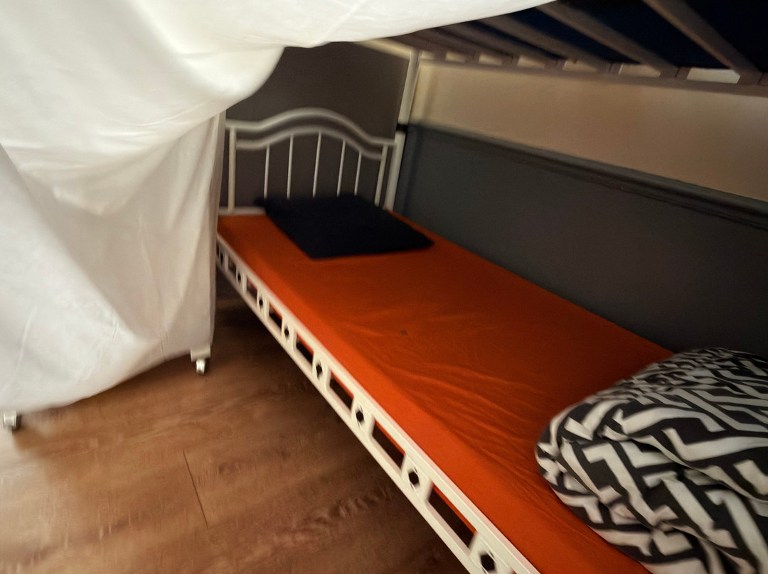 YOUR HOSTEL midi station
