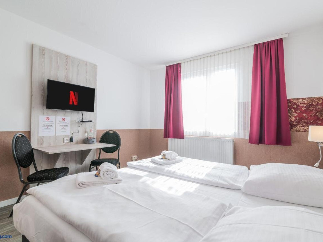 Hotel Cafe Galerie I Hannover-Garbsen I Free Parking