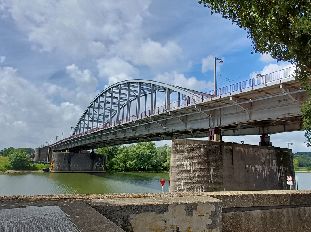 Airborne at the bridge-阿纳姆必去景点