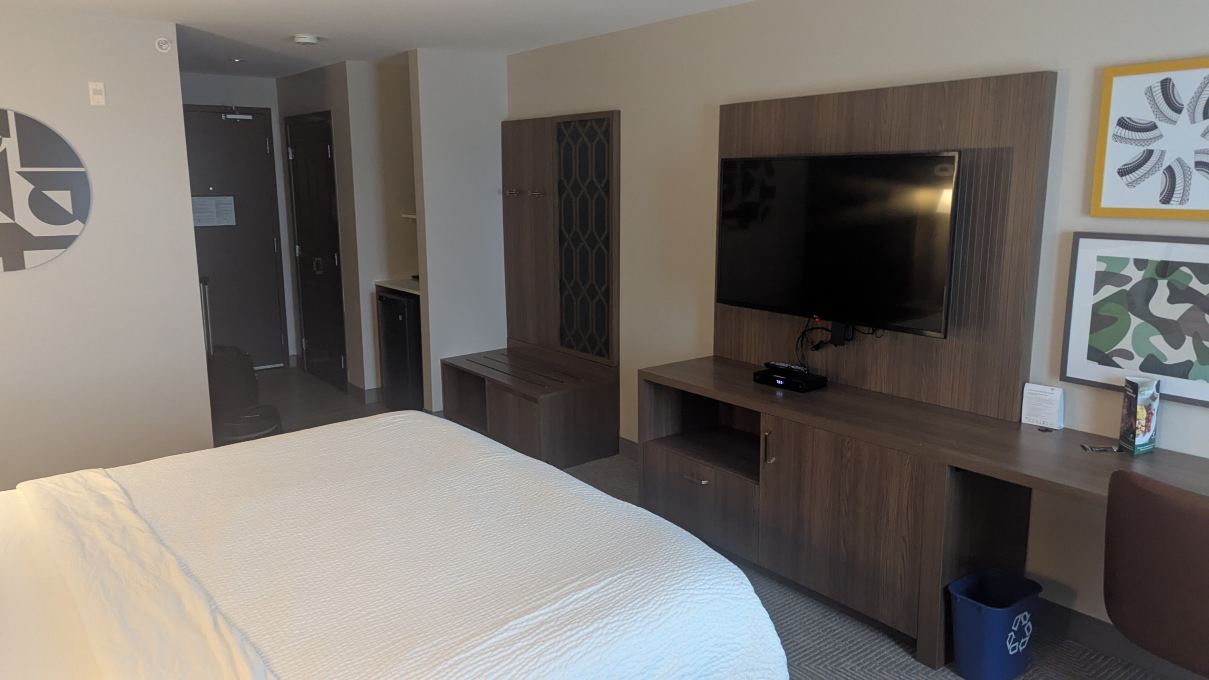 Holiday Inn & Suites 萨里东 - 克洛弗代尔-客卧