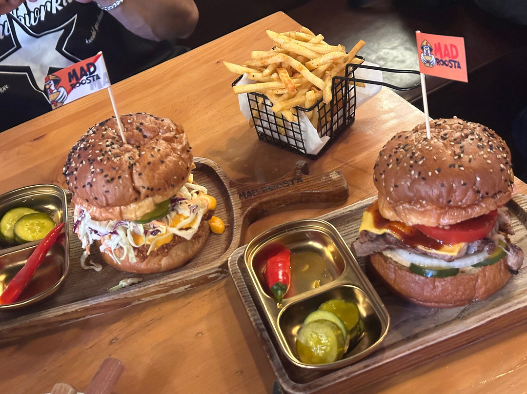 Mad Roosta | Burgers & Grill