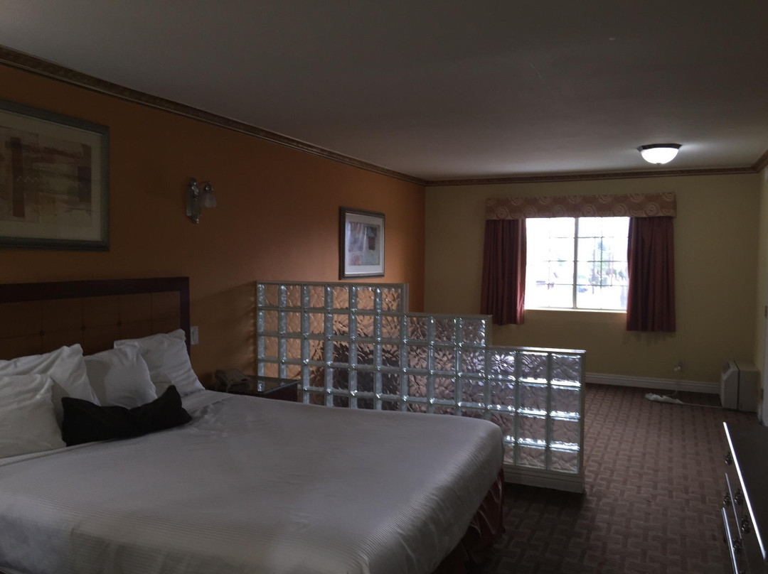 Glen Capri Inn & Suites