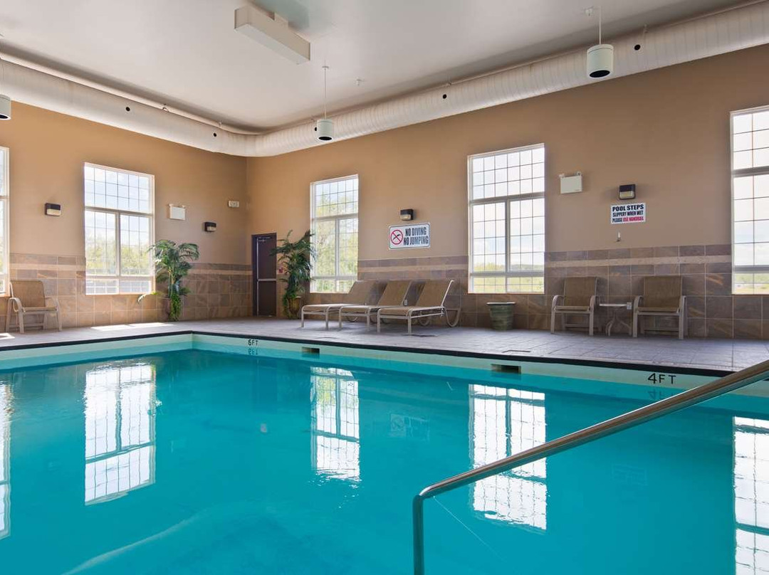 贝斯维斯特圣约翰套房酒店主图