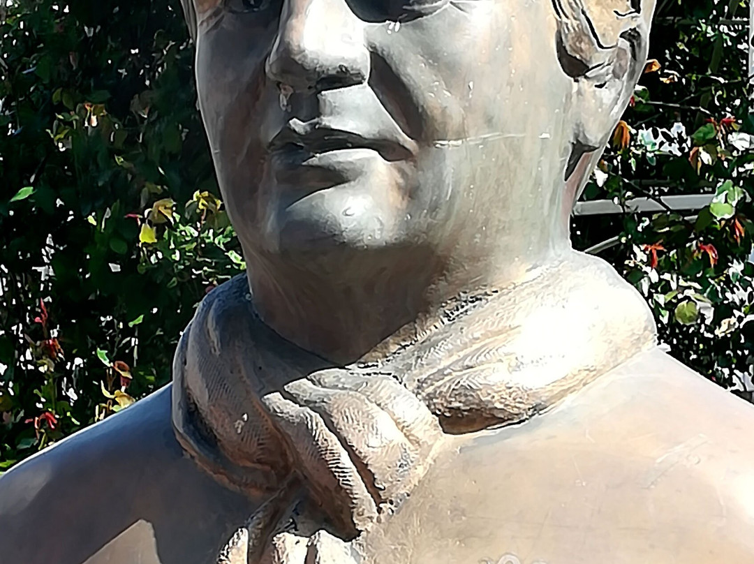 Monument Buste De François Truffaut-Saint Gratien必去景点