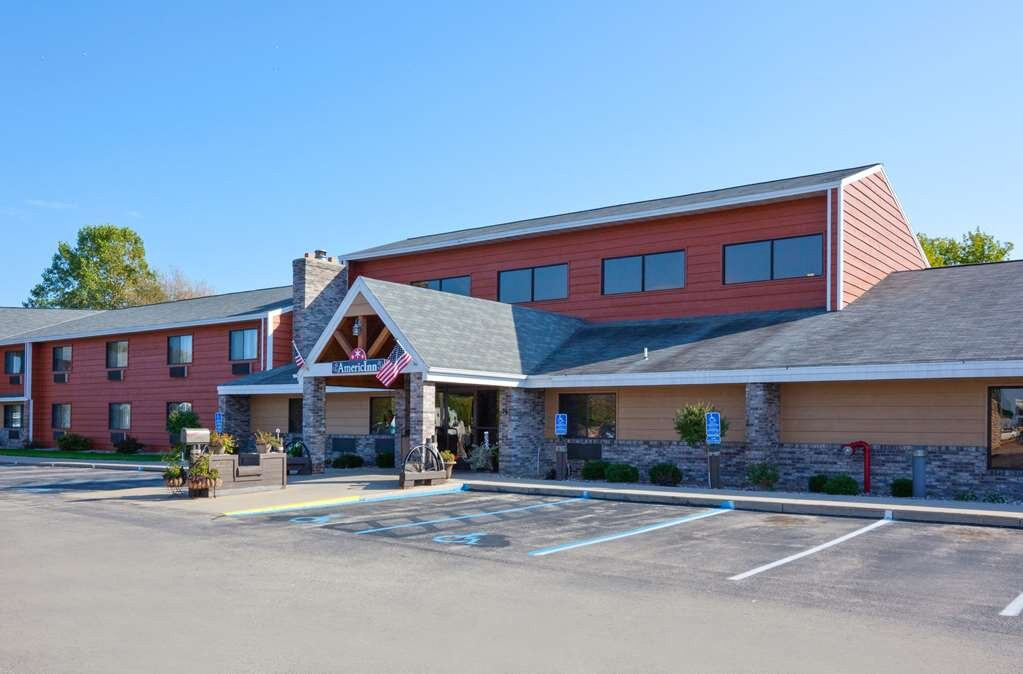 AmericInn Menominee Bayside by Wyndham主图