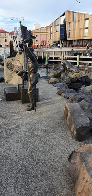 Bernacchi Tribute Sculptures-霍巴特必去景点