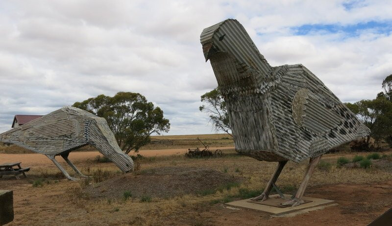 Mallee Hen Sculptures-Patchewollock必去景点