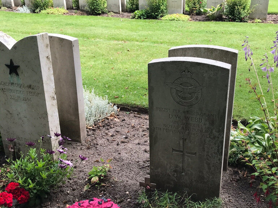 Favrlund Gravlund (War cemetery)-艾斯堡必去景点