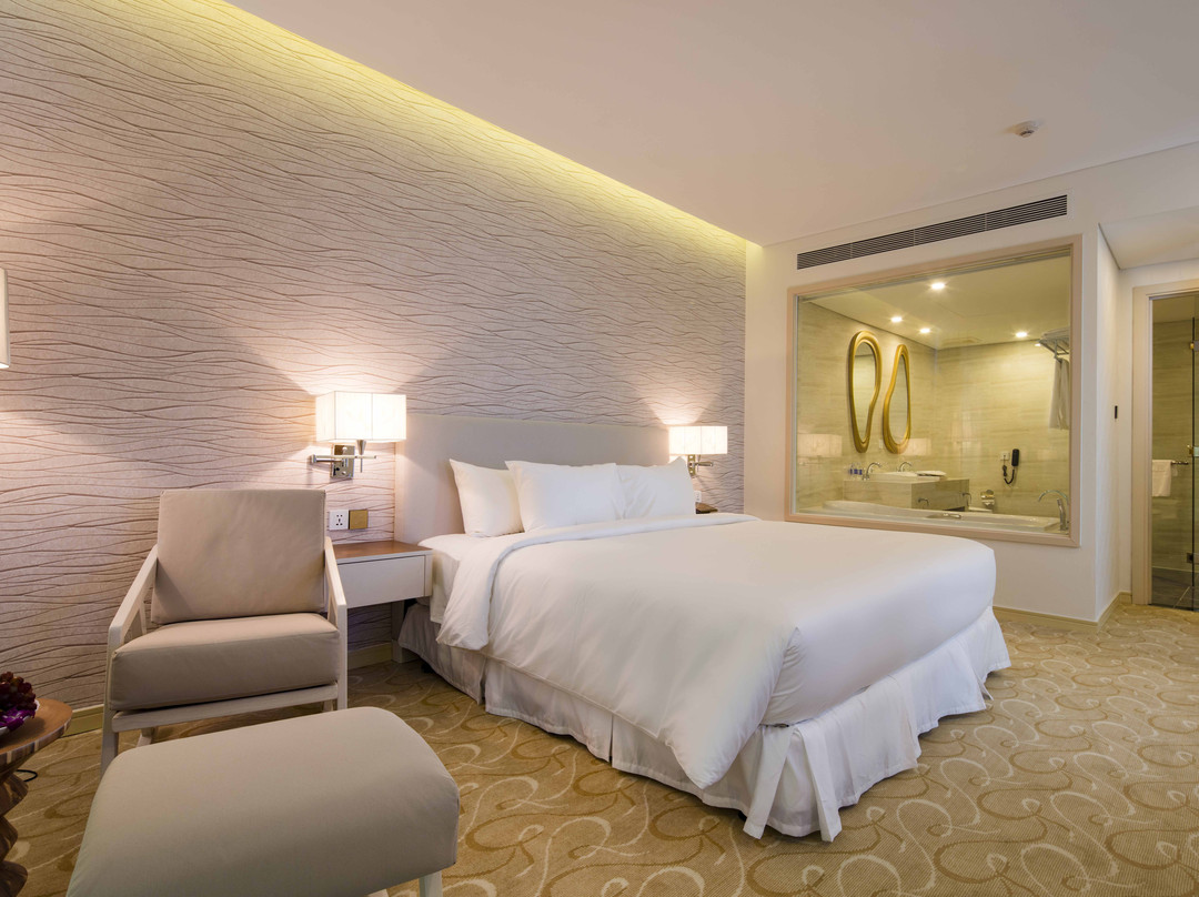 Diamond Bay Golf & Villas Resort主图