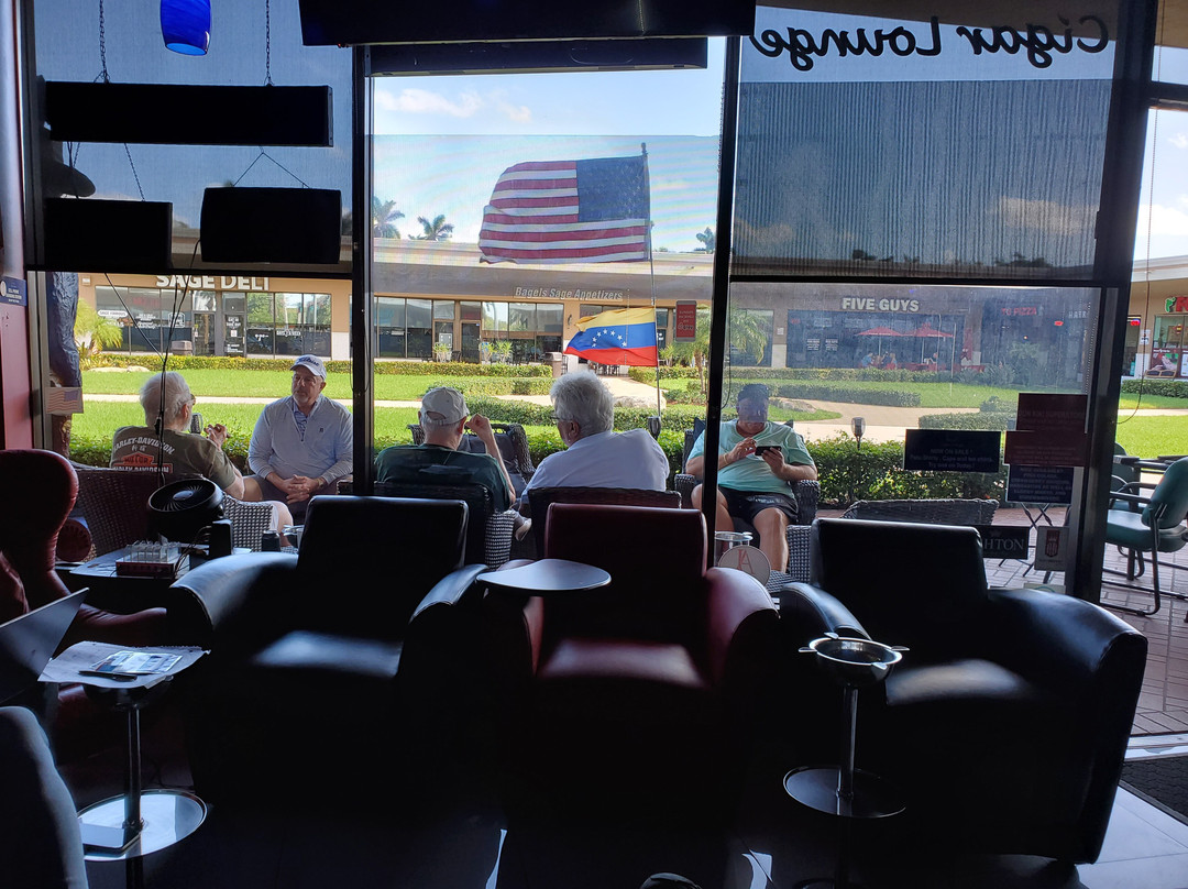 Xavier's Cigar Lounge-哈伦代尔海滩必去景点