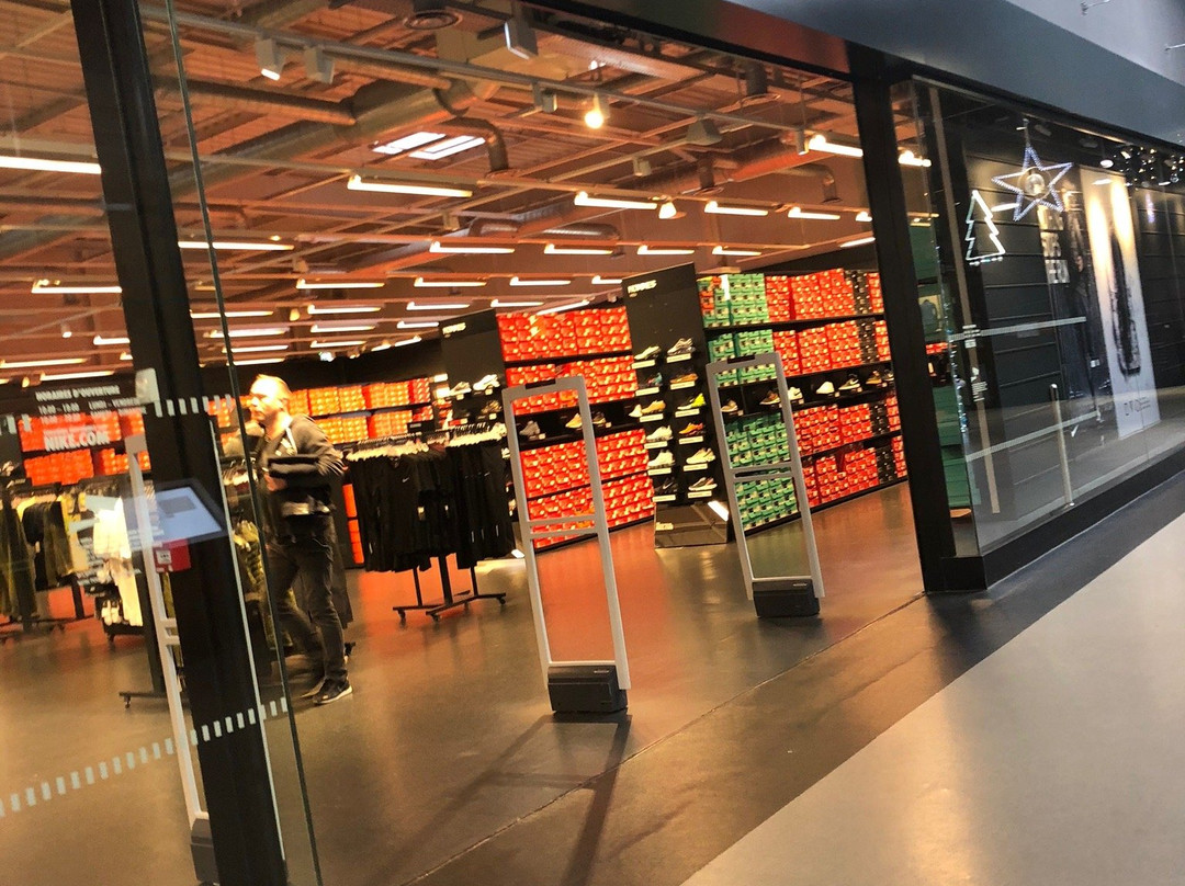 Usines Center Paris Outlet-戈内斯必去景点