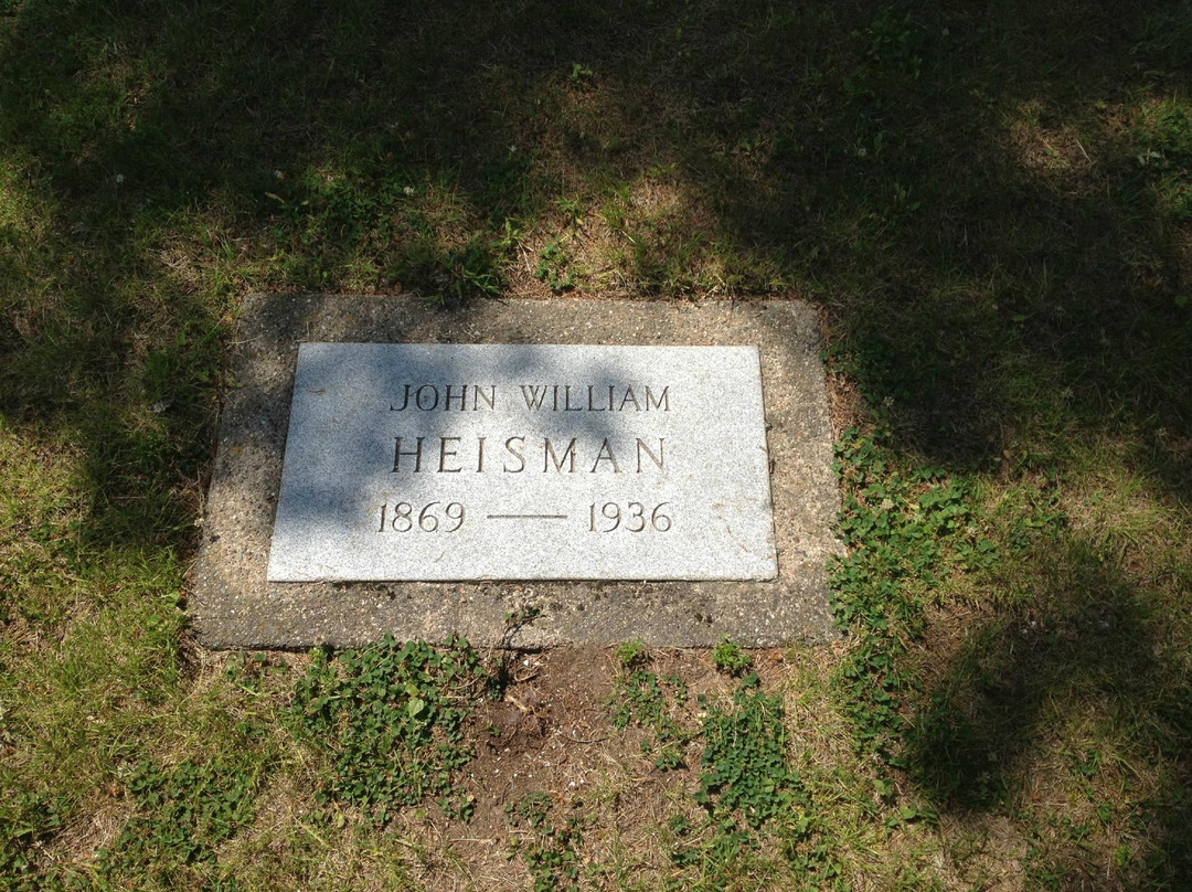 Rhinelander旅游景点-John Heisman's Grave of Heisman Trophy fame