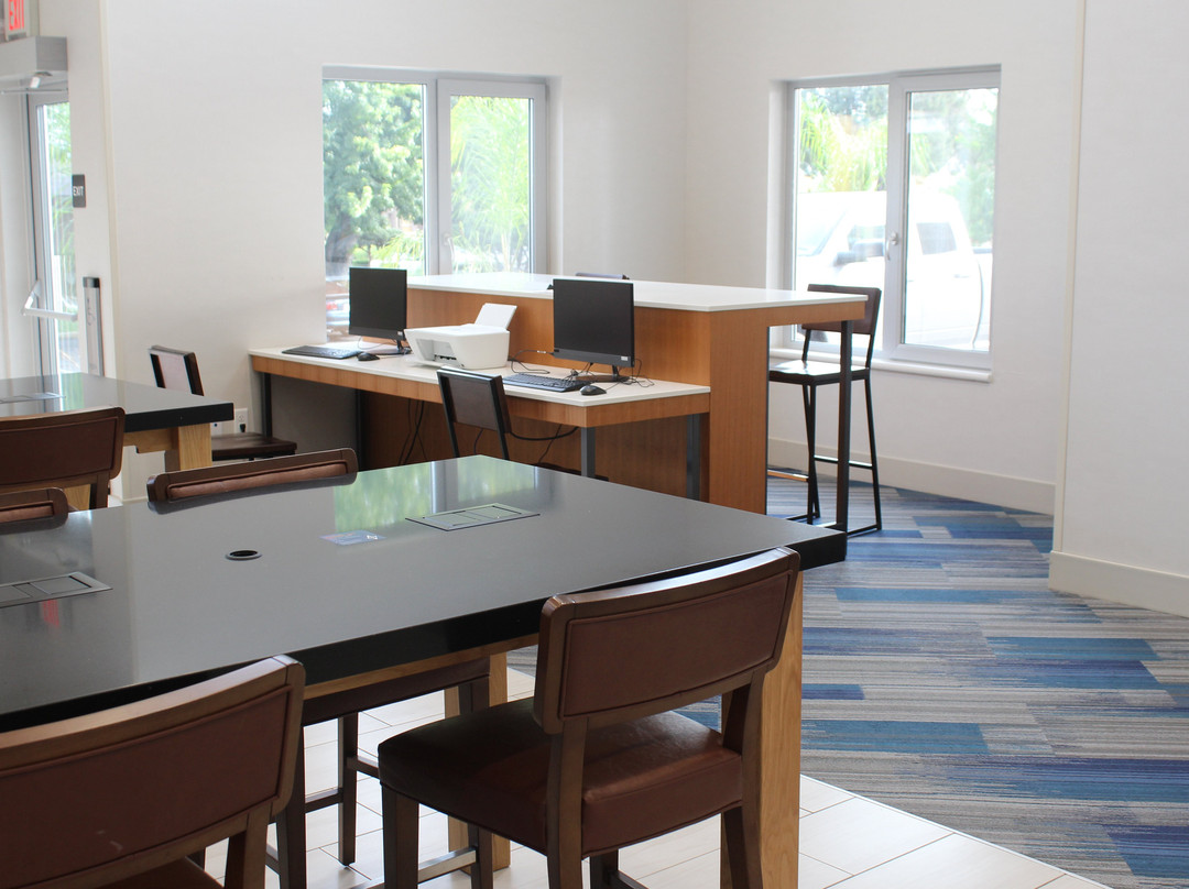 Holiday Inn Express & Suites Redding By IHG主图