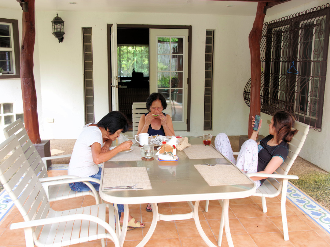 福茂萨波荷别墅酒店主图