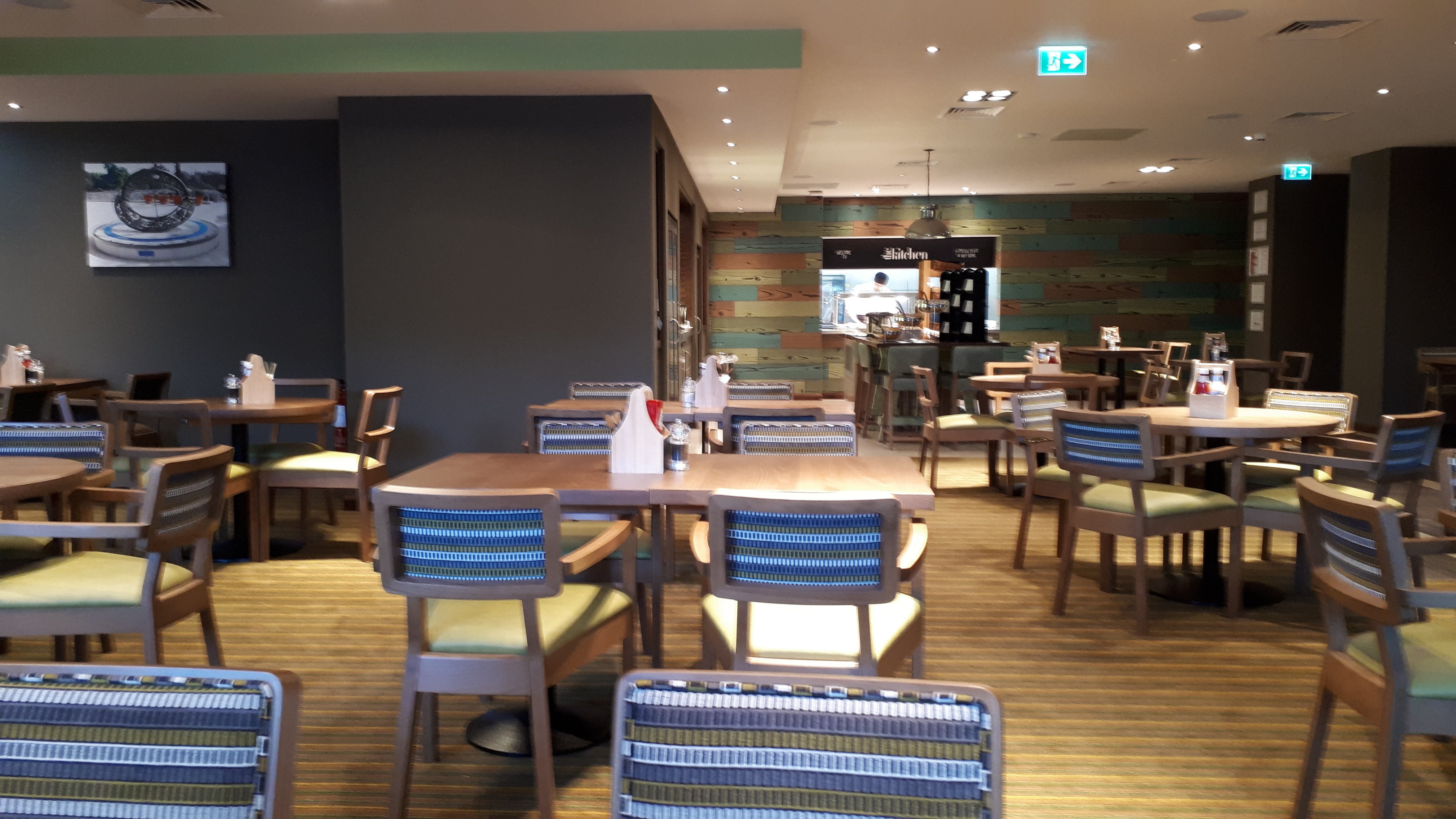 Premier Inn Horsham Town Centre-餐饮