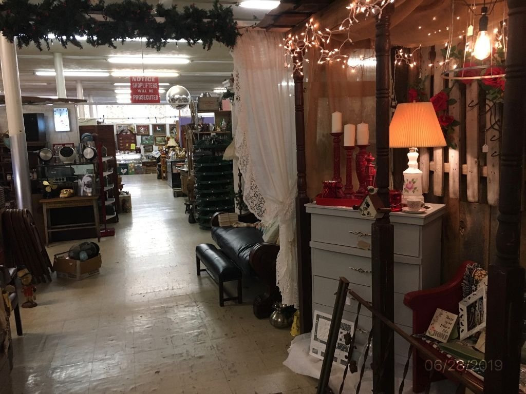 Somewhere in Time Antique Mall-Nitro必去景点