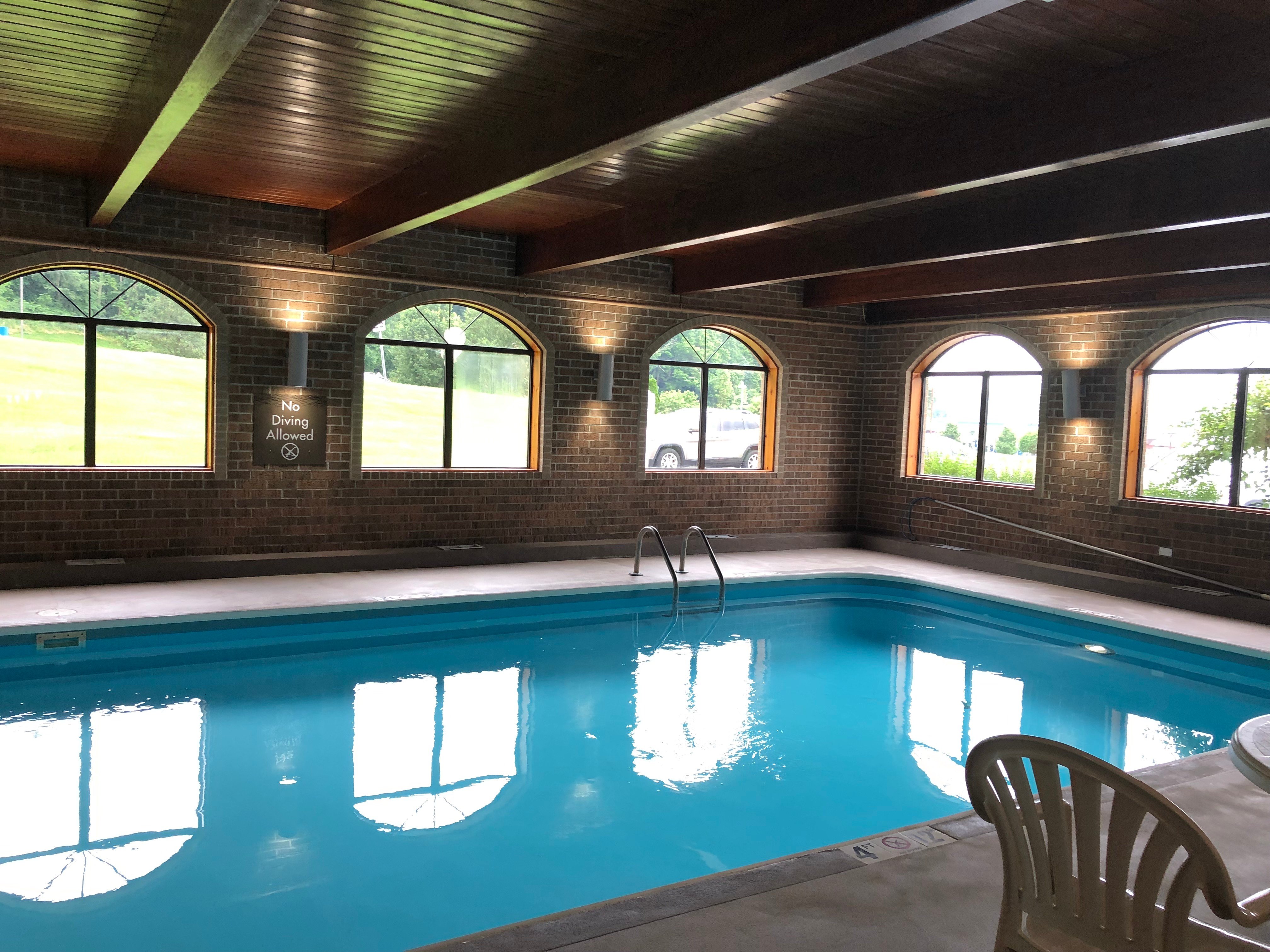 Comfort Inn Millersburg-泳池