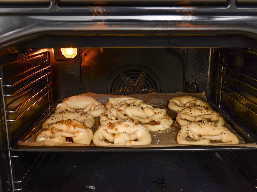 PretzelMania_Local Chile-Bavarian Culinary Pretzel Baking Experience and Sausage景点图片