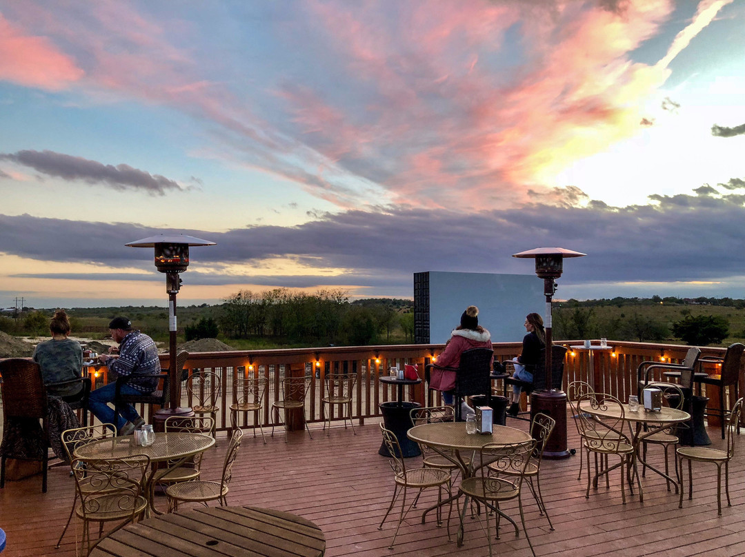 Doc's Drive In Theatre-Buda必去景点