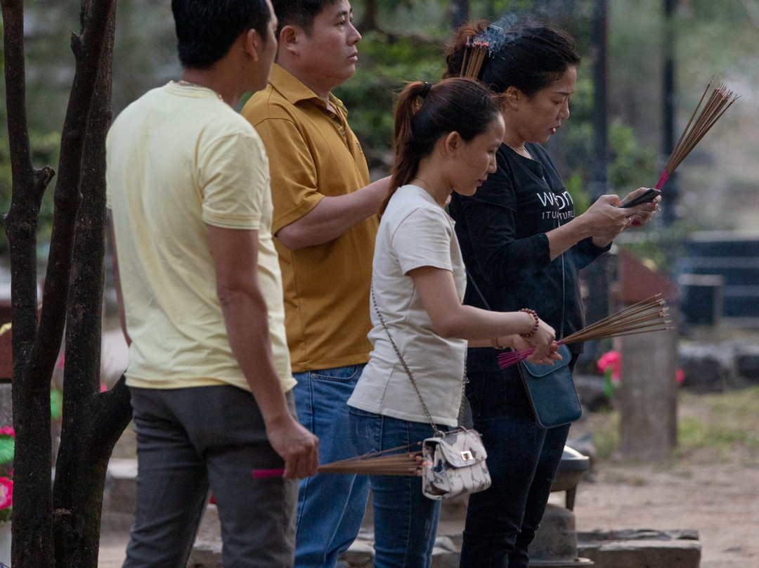 Hang Duong Cemetary-昆山岛必去景点