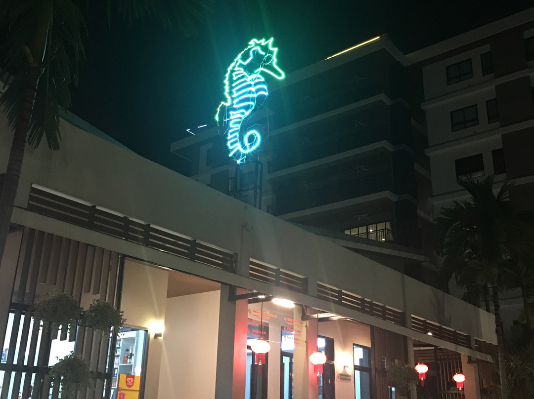 查龙奇迹湖景酒店主图