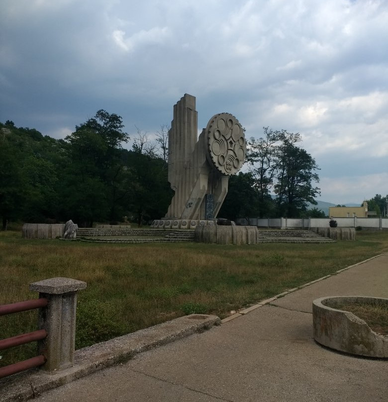 Communist Partizan Monument景点图片