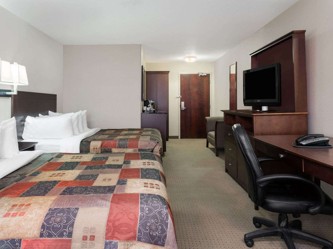 Ramada by Wyndham Weyburn主图