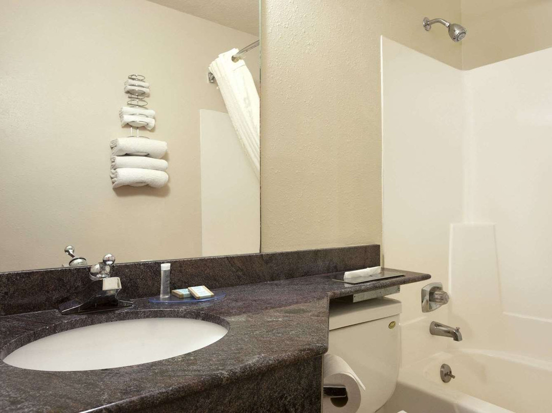 拉波特/密歇根城地区Travelodge by Wyndham酒店主图