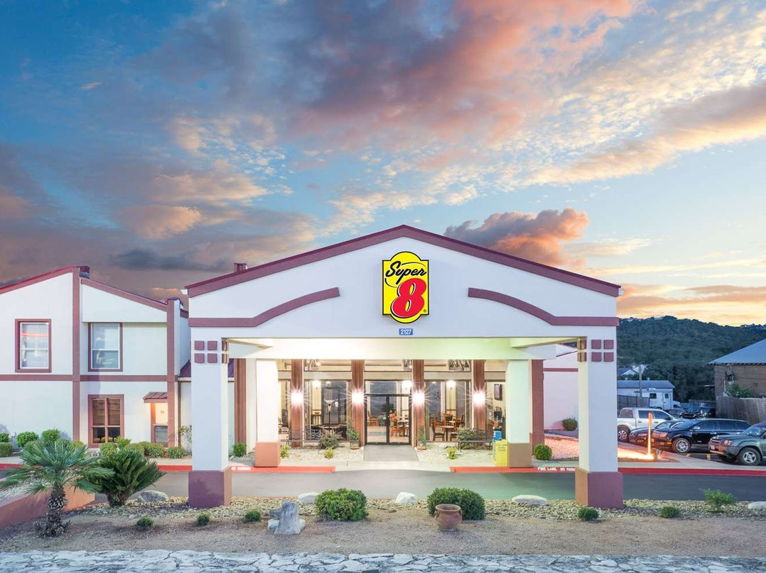 Super 8 by Wyndham Kerrville TX主图