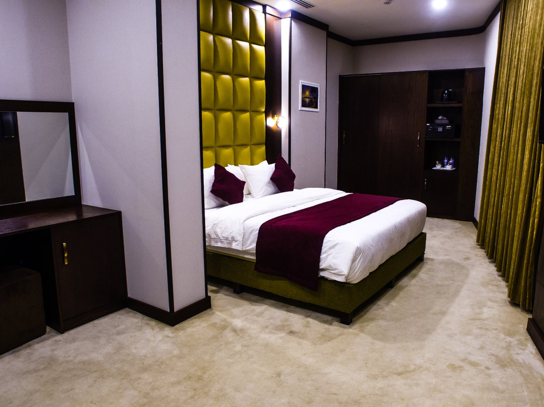 Paris Plaza Hotel主图