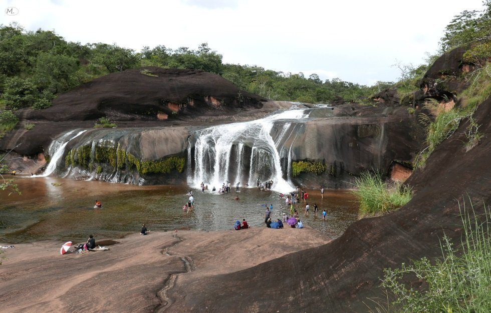 Tham Phra Waterfall景点图片