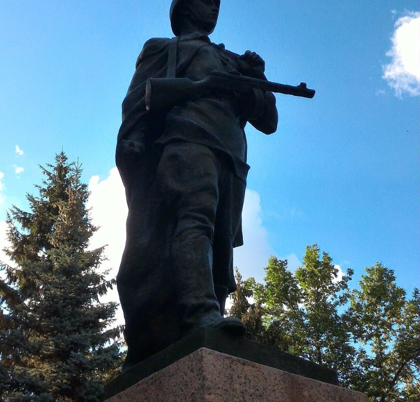Staroye Baryatino旅游景点-Monument to Aleksandr Matrosov