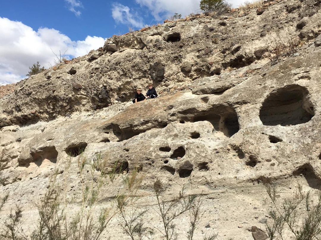 Tuff Canyon Trail景点图片