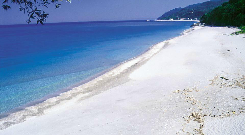 Parisaina Beach-Chorefto必去景点