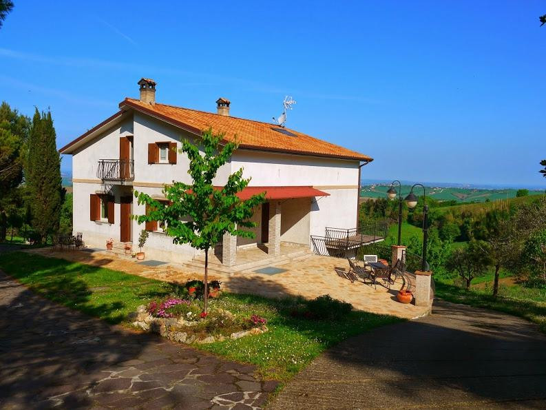 Offagna酒店住宿-B&B La Collina Dorata