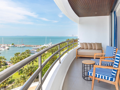 芭堤雅中天海洋码头酒店主图