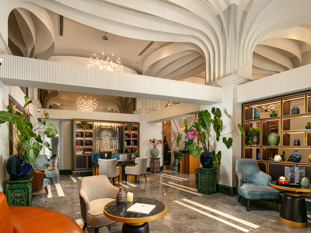 May De Ville Lakeside Hotel