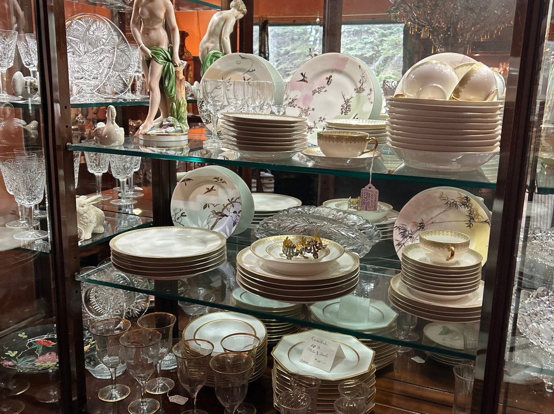 Blue Dolphin Antiques景点图片