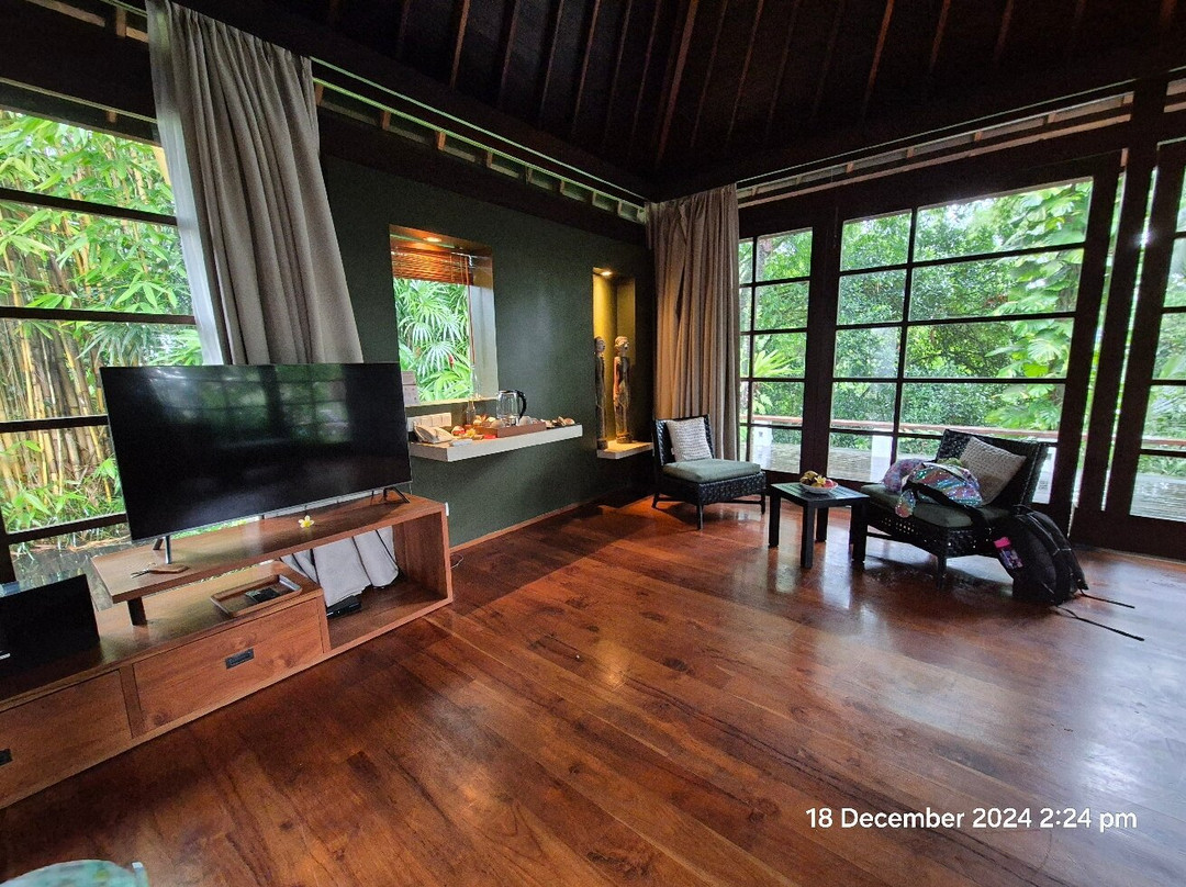 Uma Giri by GenuineHost主图